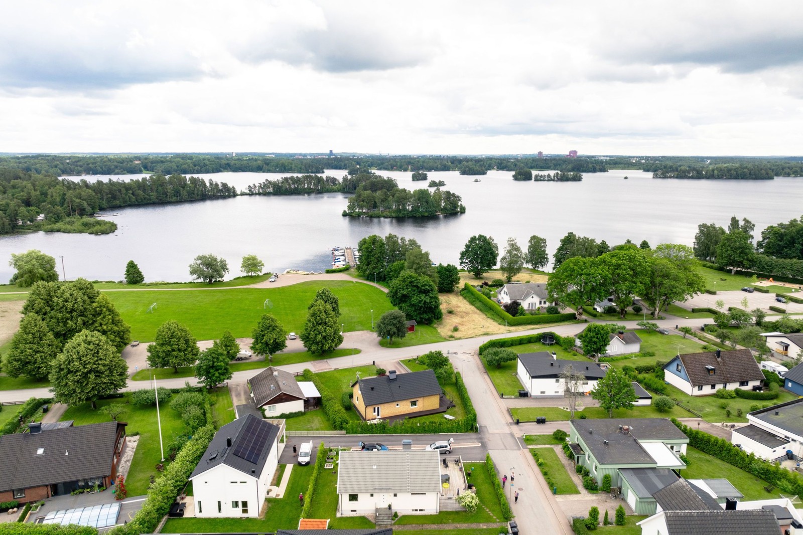 Villan har fina och öppna vyer ner mot Helgasjön