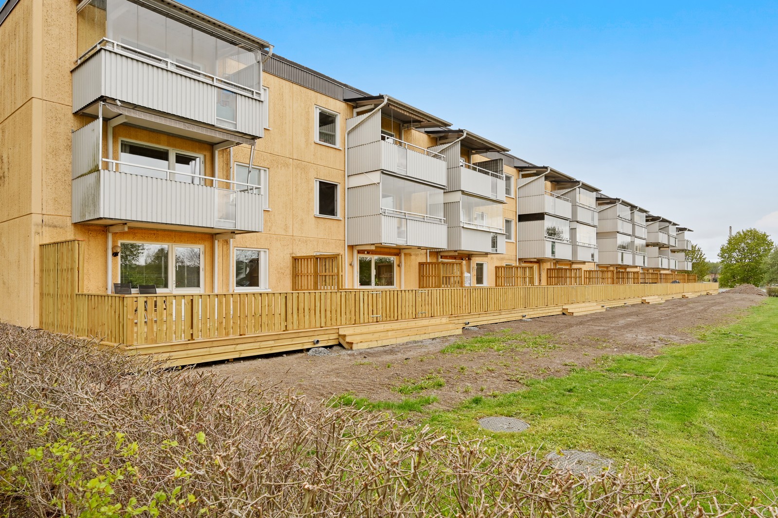 Denna bild är tagen på en annan fasad men det är såhär uteplatserna kommer se ut vid färdigställande