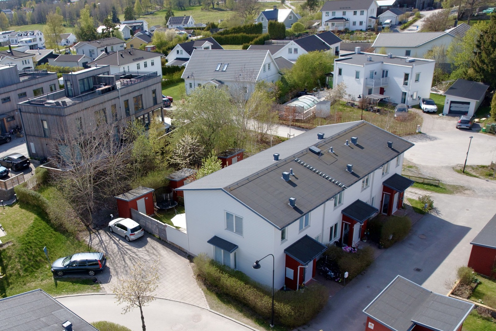 Gavelradhus beläget på gata nästan helt utan trafik