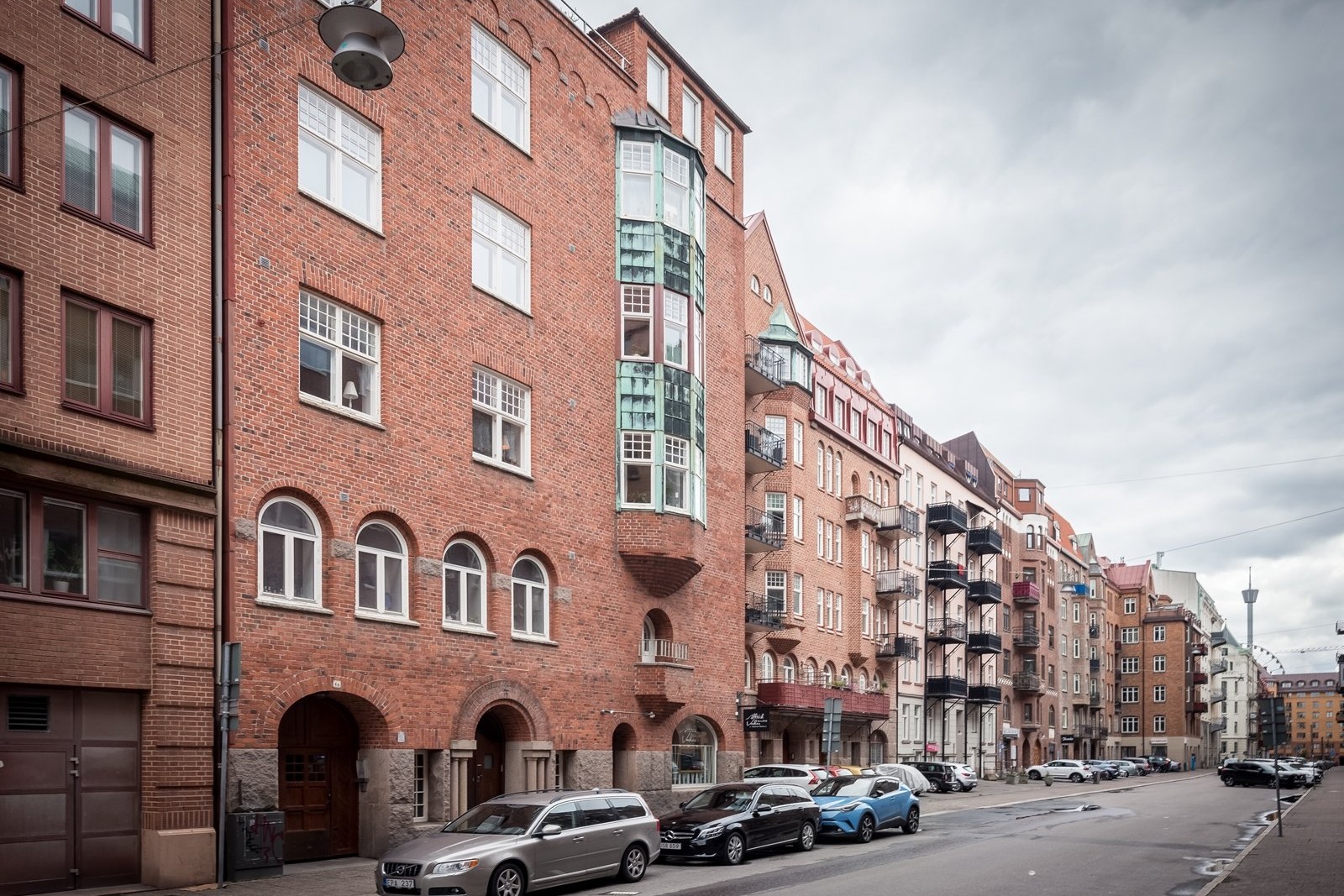 Vacker fasad ut mot Hedåsgatan - varmt välkomna på visning!