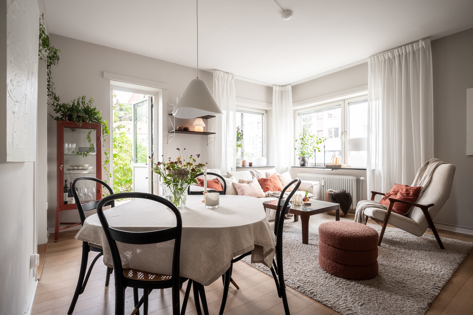 Allrummet är rymligt och lämnar plats för både soffgrupp och matplats!