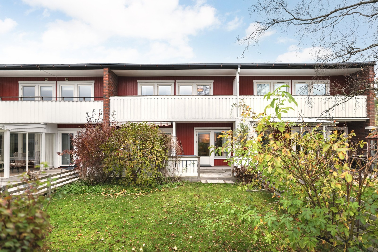 Lagom stor gräsmatta- perfekt för lek och bus.