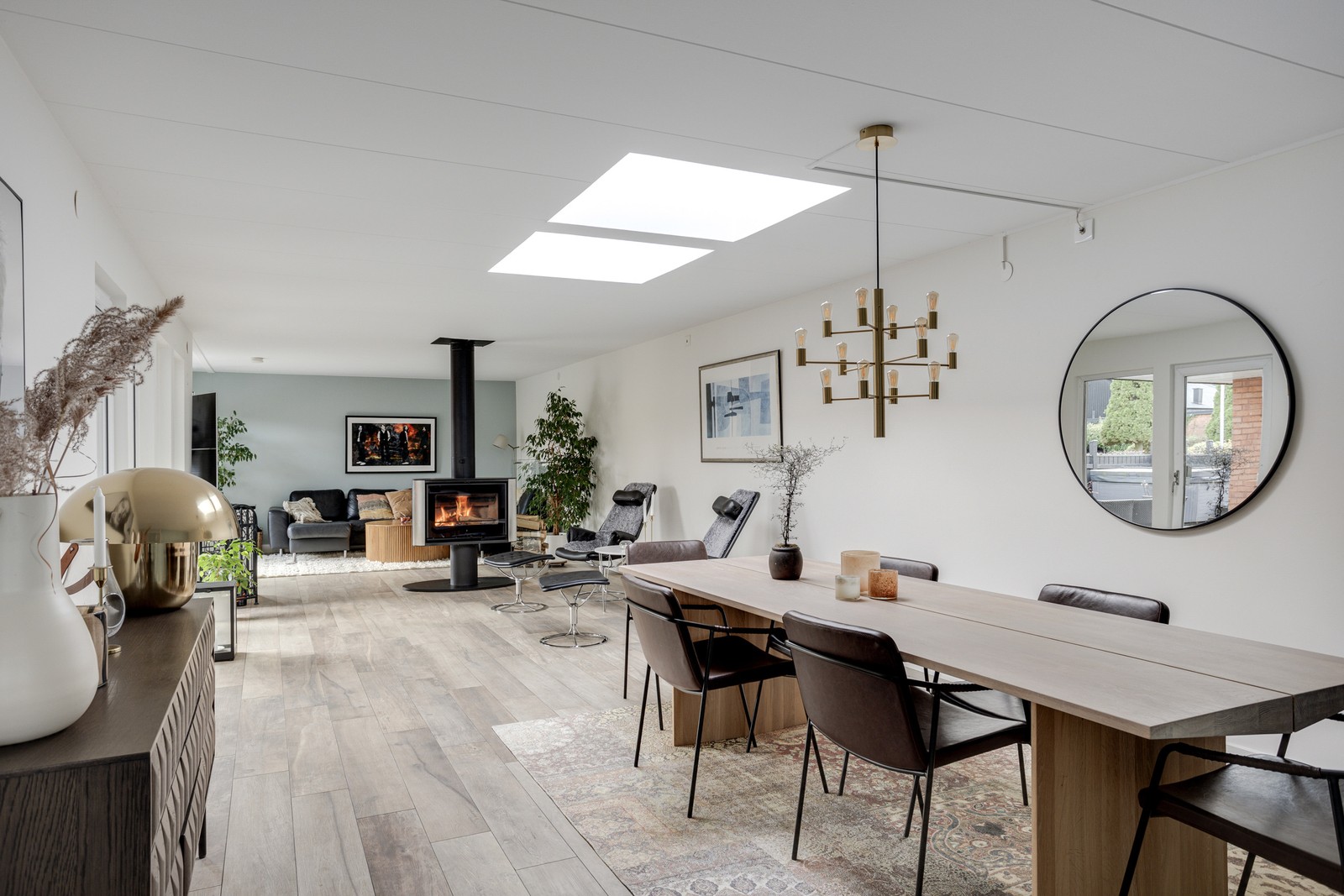 Vardagsrum med takfönster och vändbar braskamin