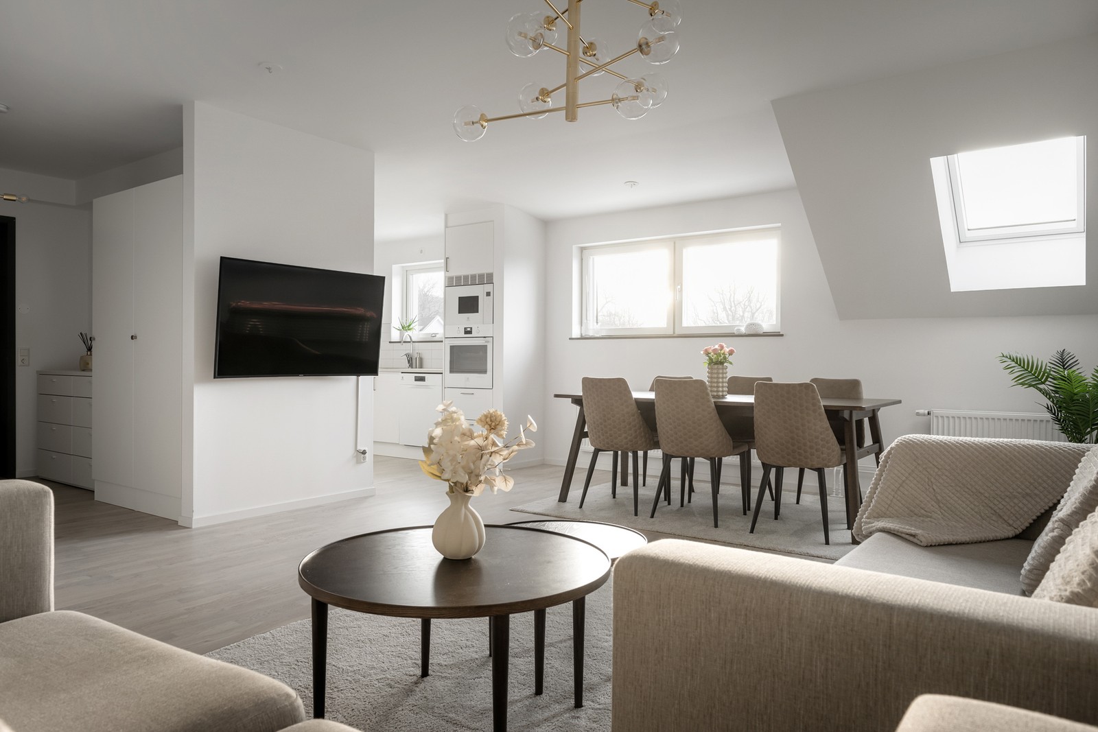 Öppen planlösning mellan kök och vardagsrum.