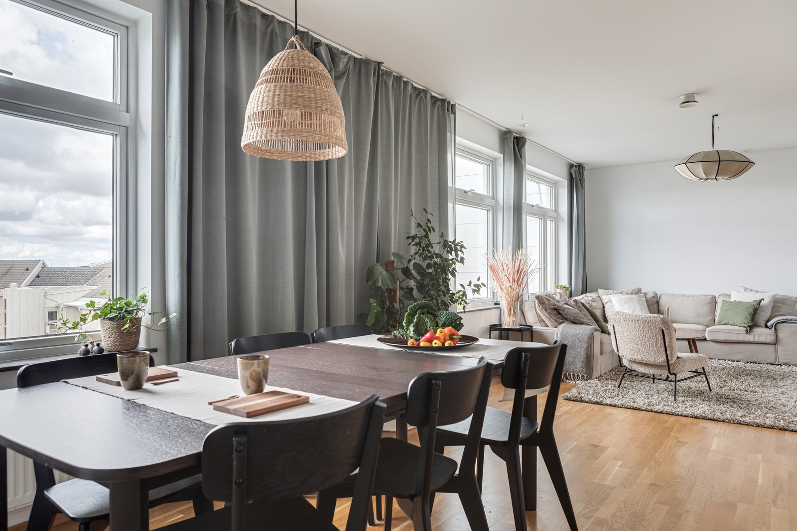 Öppen och ljus planlösning mellan matplatsen och vardagsrummet