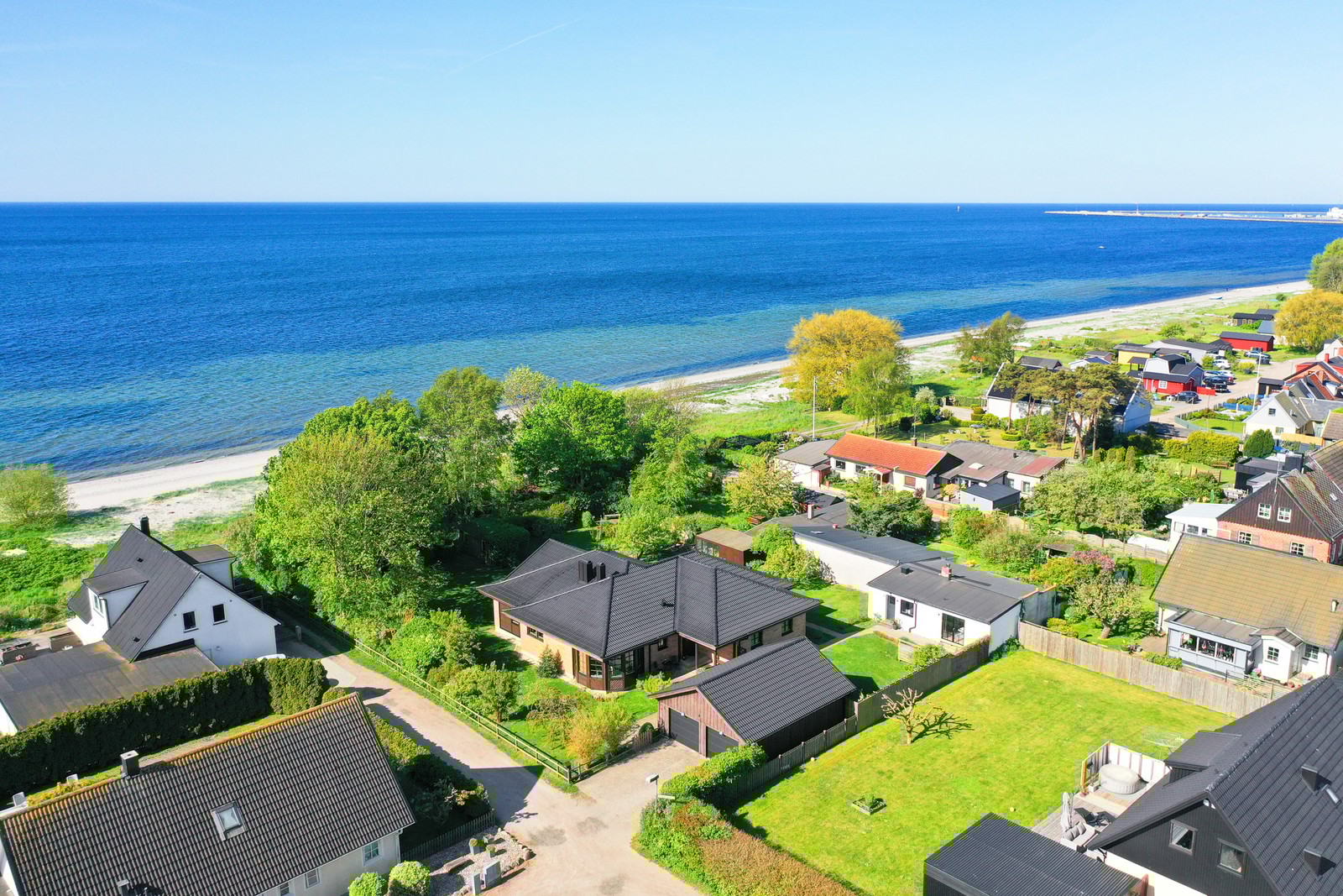 Välkommen till ditt drömhem vid havet, som erbjuder 210 kvadratmeter boendeyta samt ett gästhus om 3