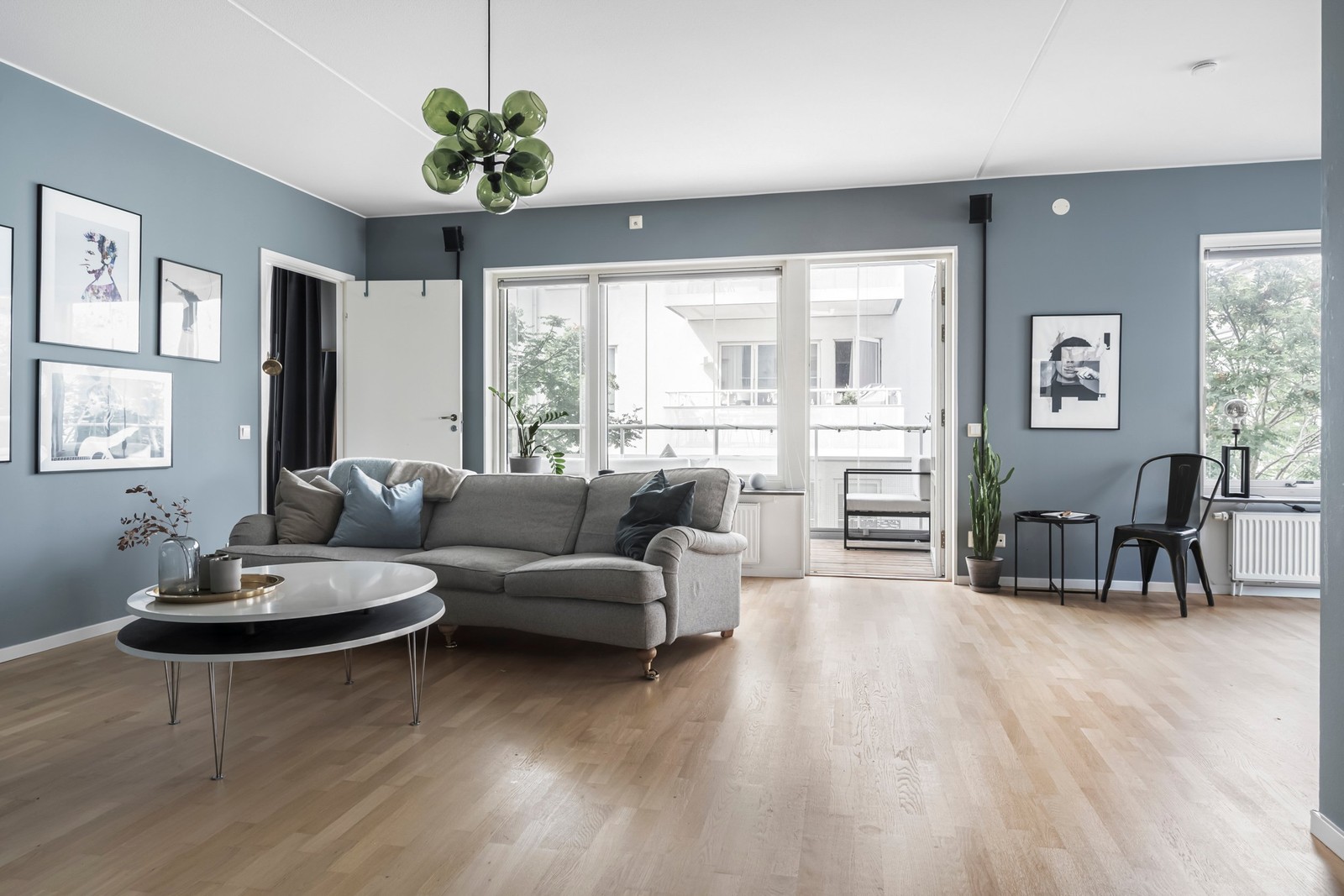 Moderna färger i kombination med mycket ljus gör detta till en mycket fin bostad