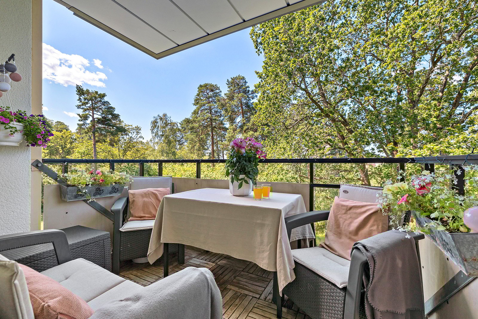 Rymlig balkong med gott om plats för möblemang.