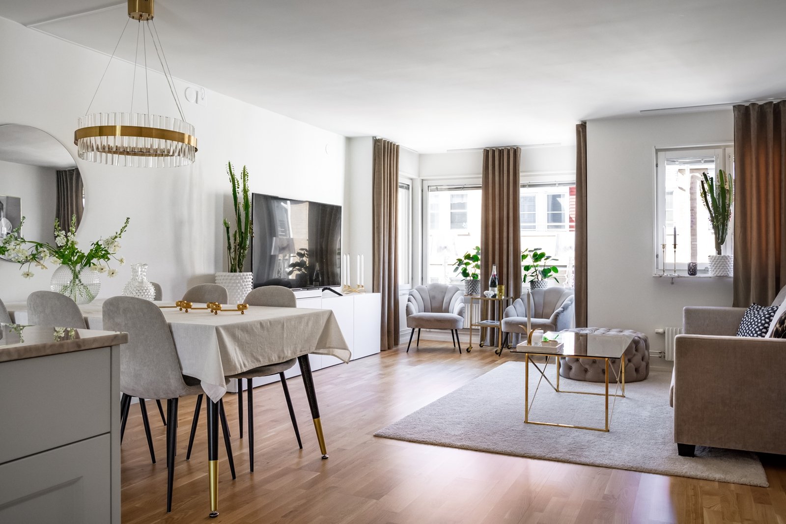 I vardagsrumsdelen ryms soffa med tillhörande möblemang och tv-möbel