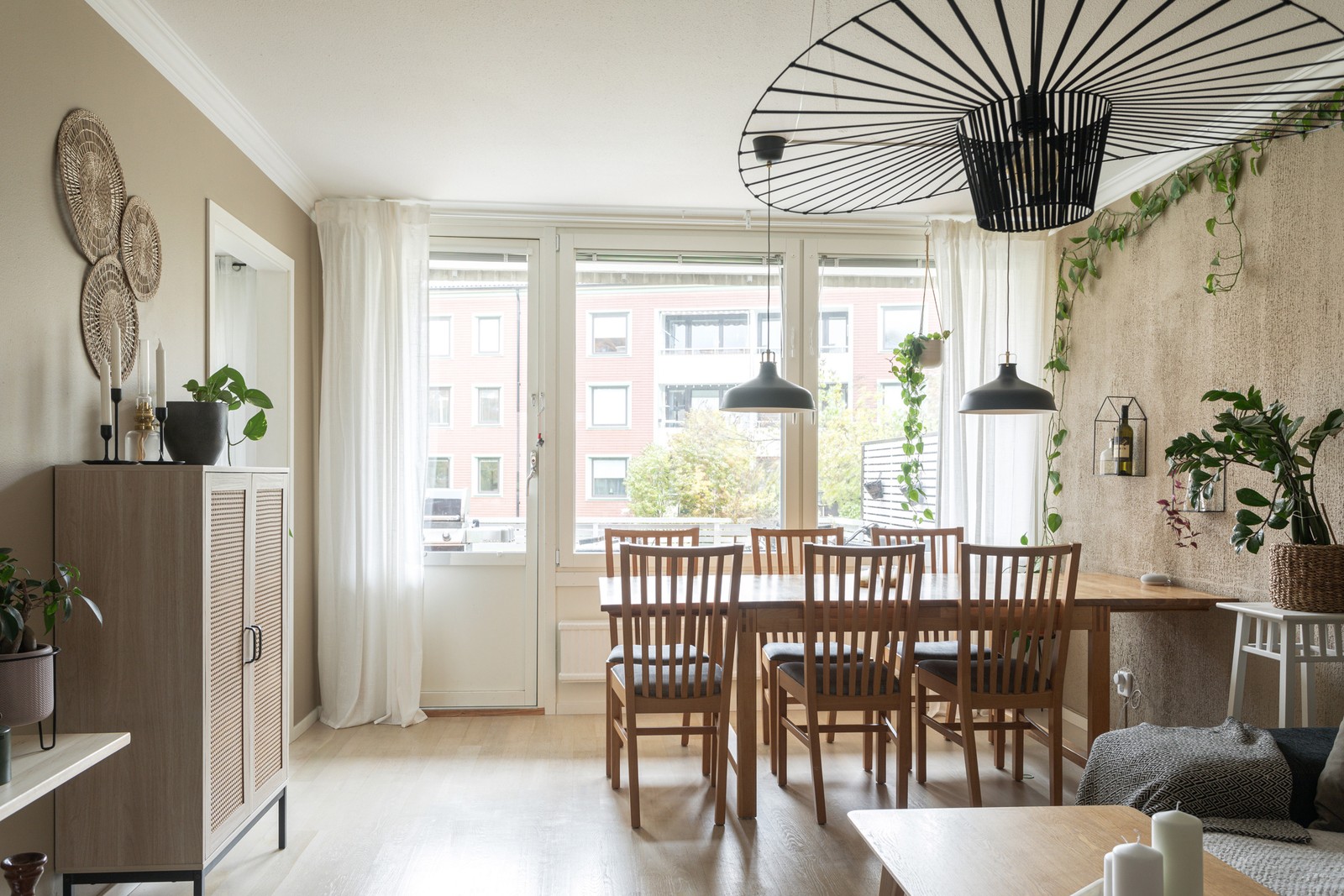 Vardagsrummet är ljust och inbjudande med gott om plats för både soffgrupp och matplats