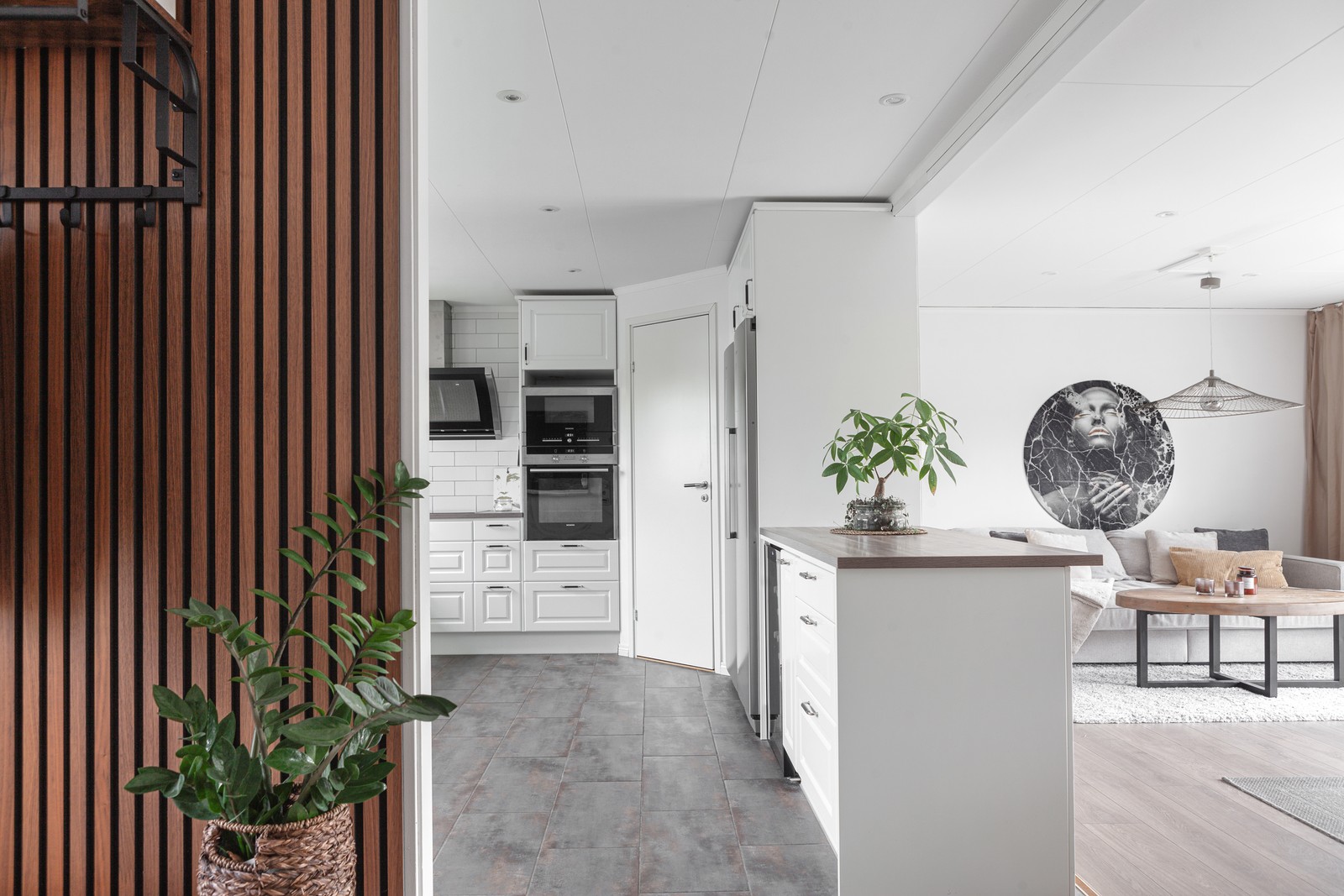 Öppen planlösning mellan kök och vardagsrum