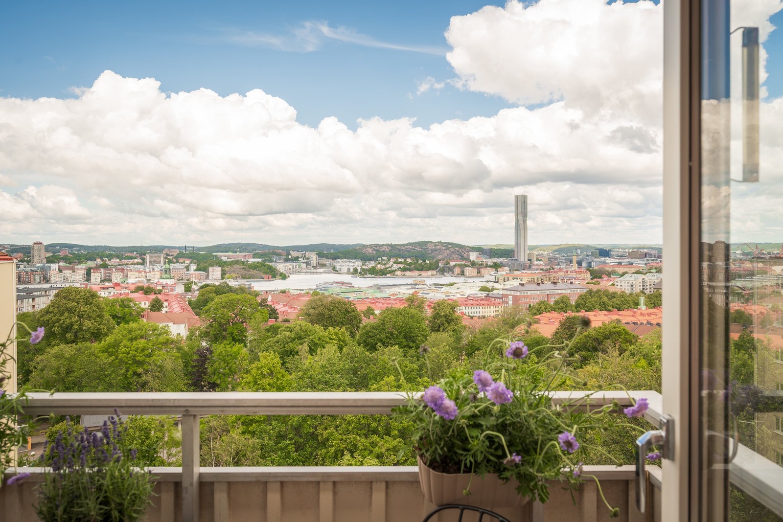 Välkommen till ett hem präglat av slående utsikt i alla vinklar!