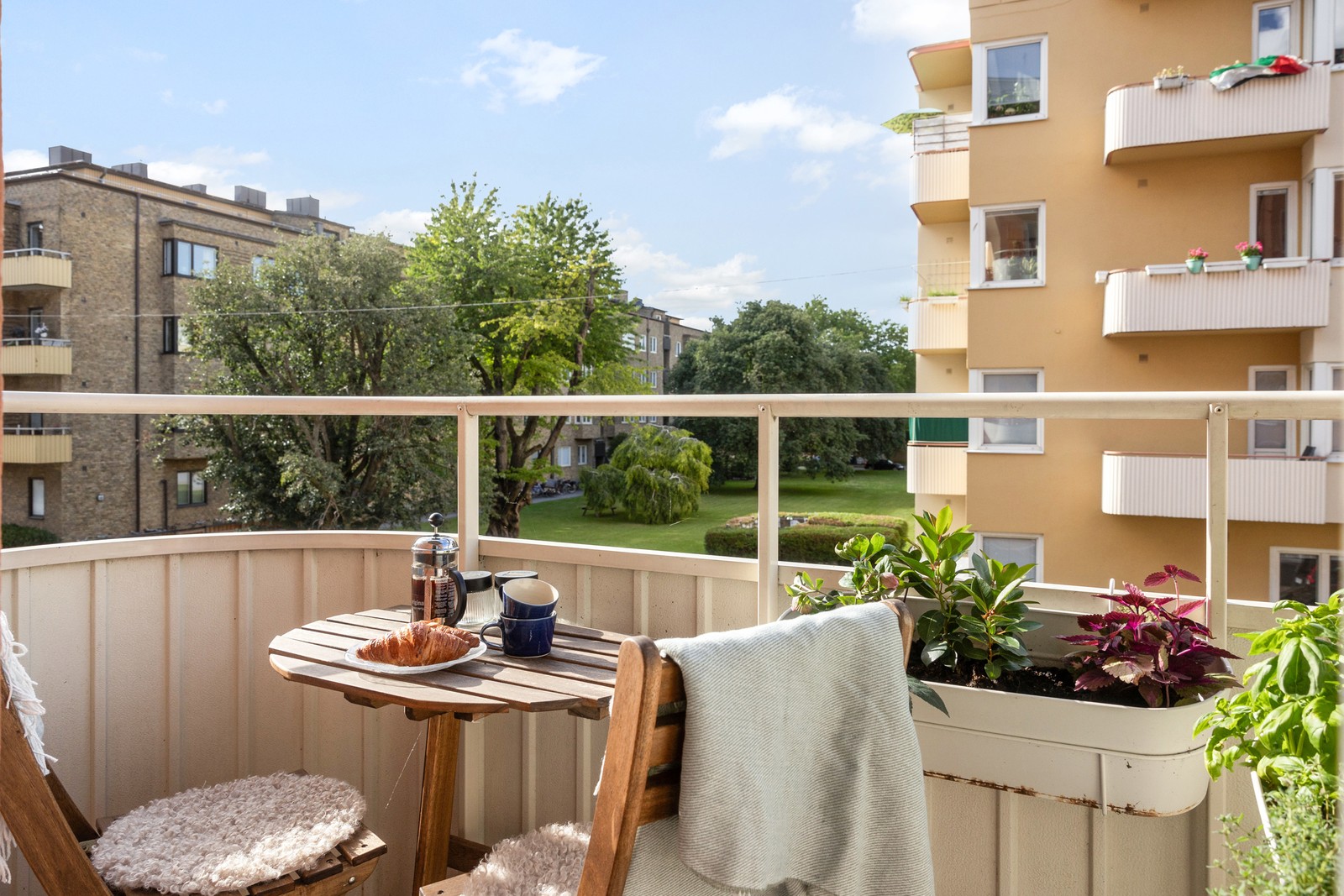 Balkong med eftermiddag/kvällssol