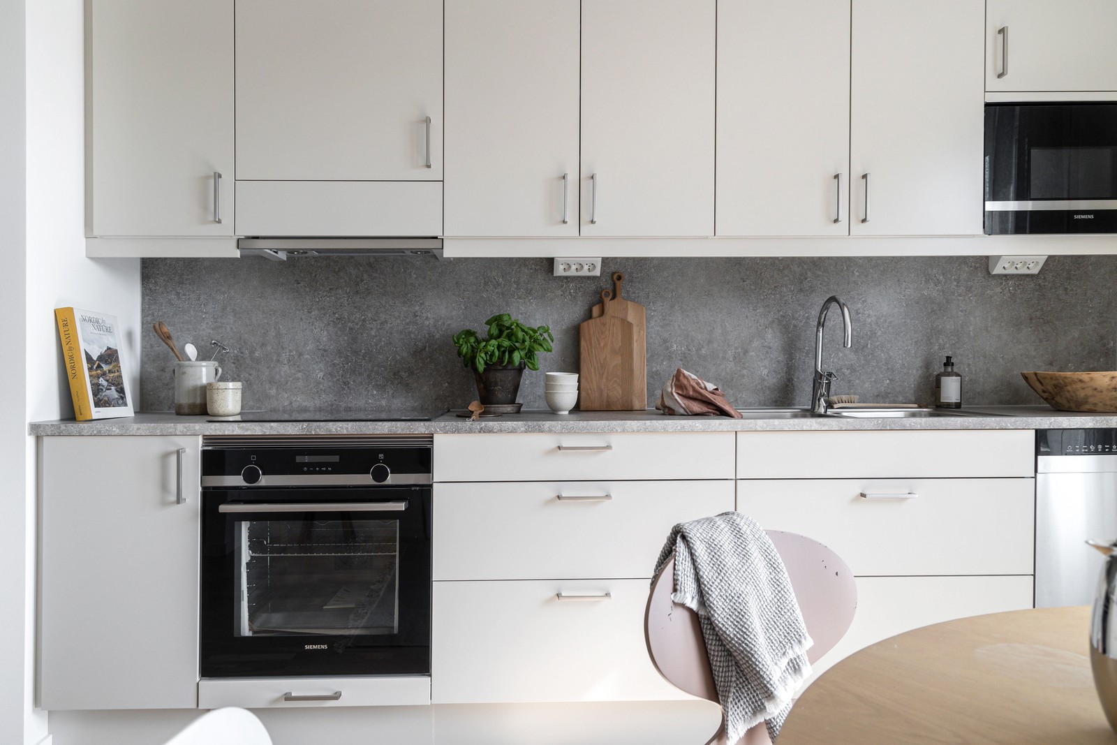 Stilfullt kök med köksluckor i en beige nyans