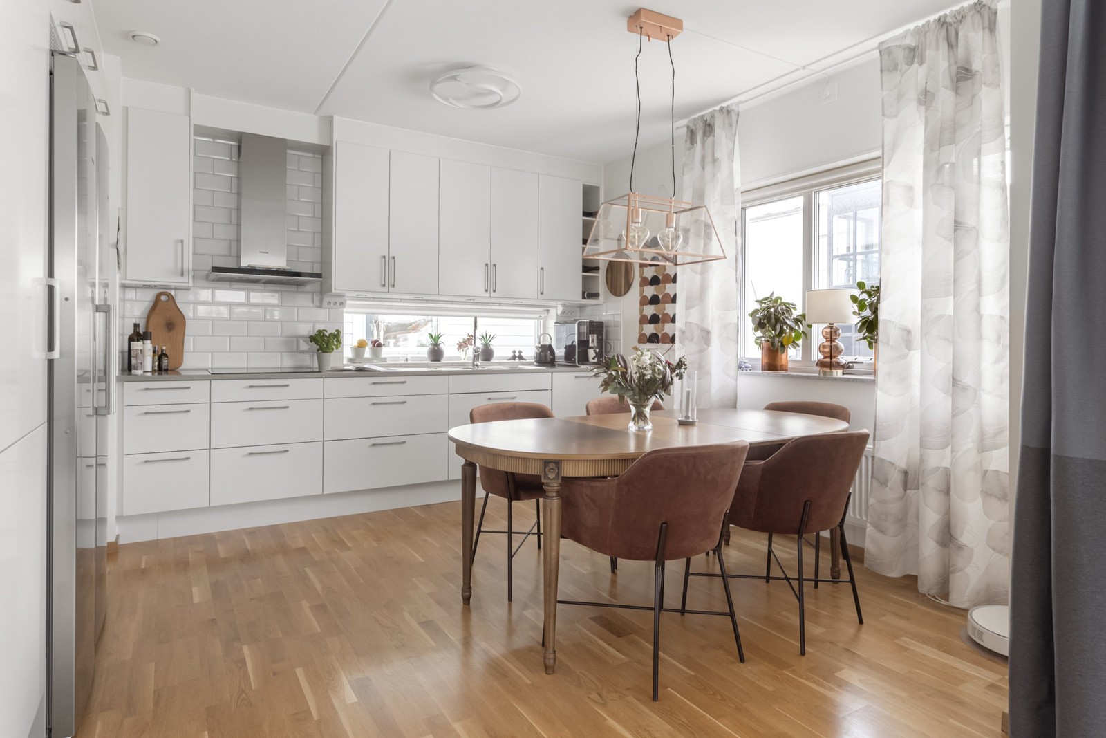 Modernt och stilrent kök med matplats