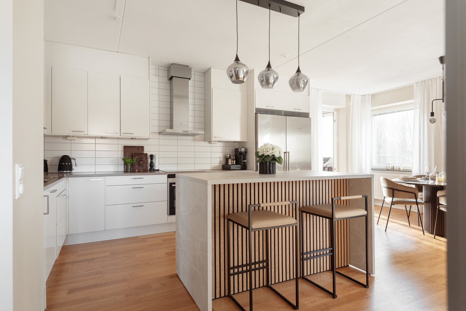 En dröm till bostad där en köksö sätter sin prägel