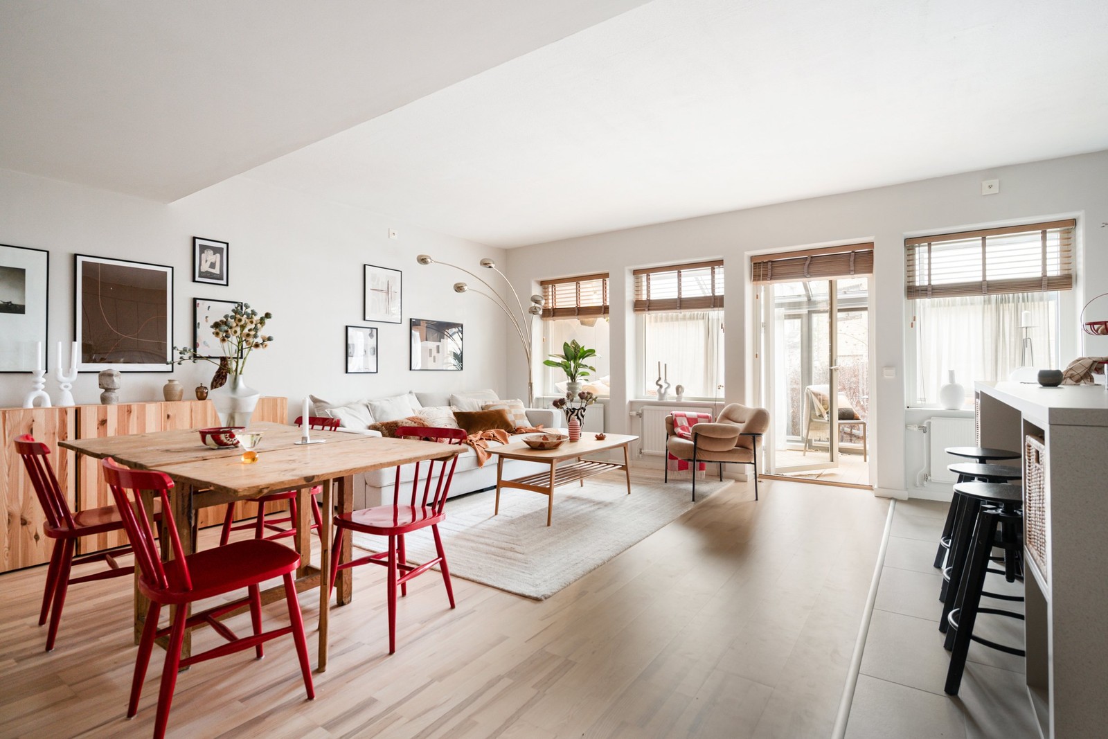 Ljus bostad med öppen planlösning och inglasad uteplats