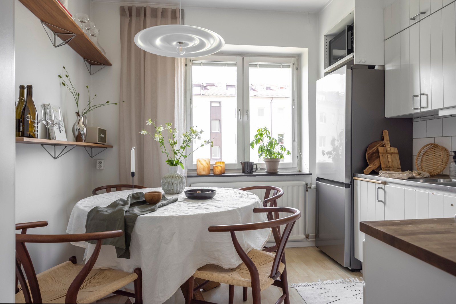 Här erbjuds ett charmigt kök