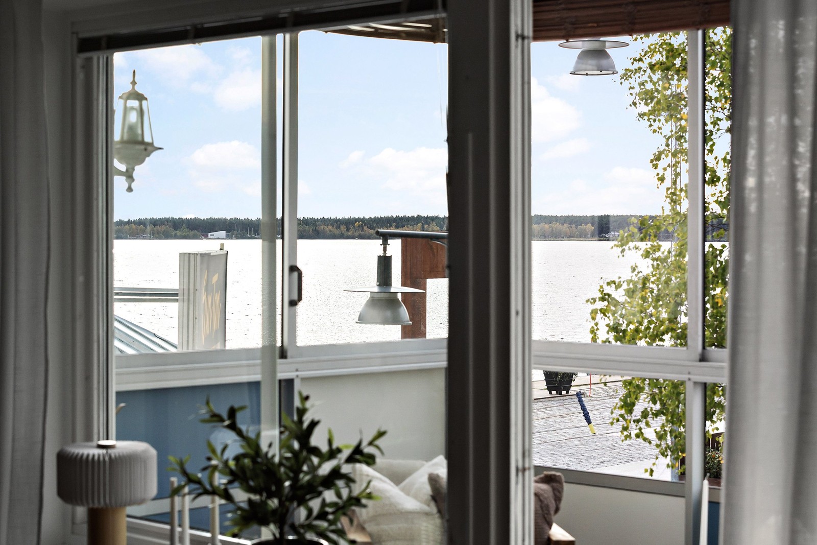 Inglasad balkong med vacker utsikt