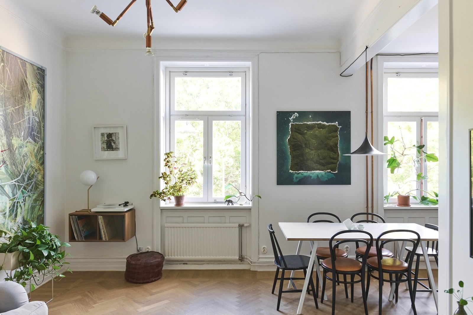 Luftigt vardagsrum med fönster mot Högalidsparken.