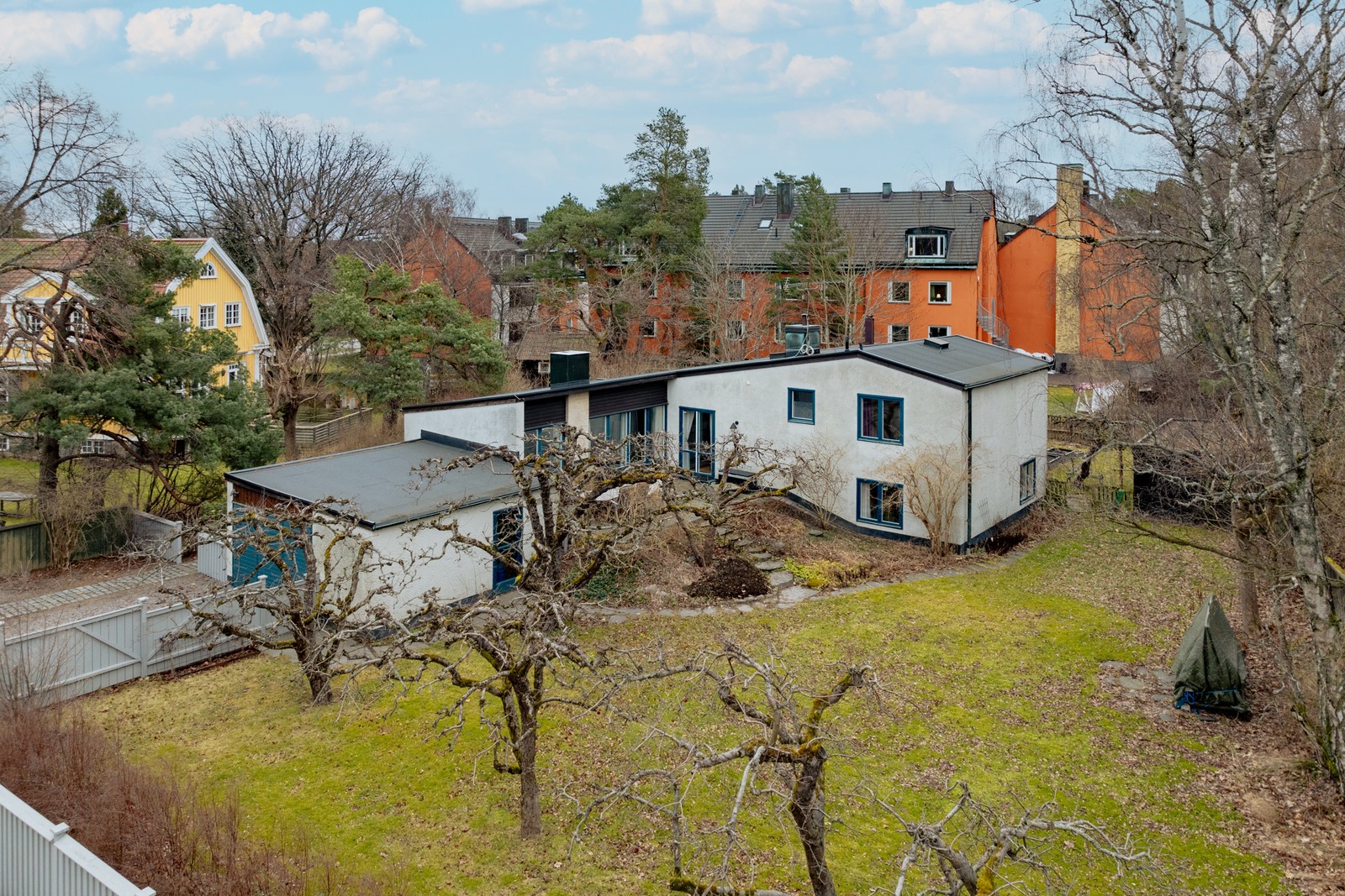 Läroverksvägen 21 med stor plan tomt och skyddade uteplatser i både soliga och skuggiga lägen efter