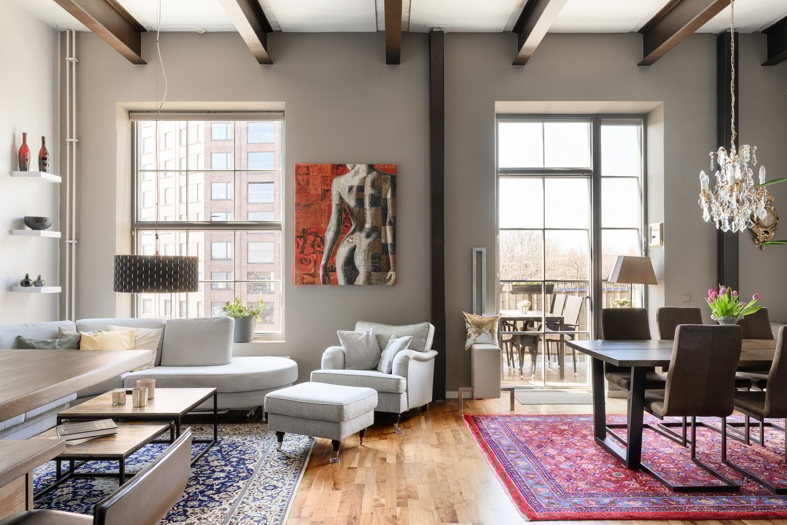 Warehousekänsla med högt i tak och bevarade stålbalkar