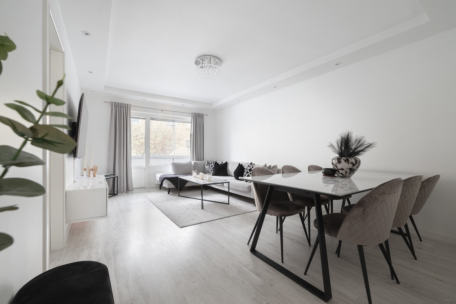 Gott om plats för soffa och för matbord