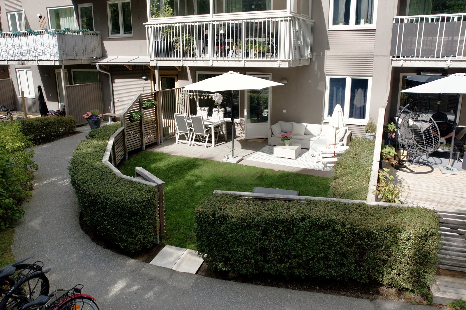 Altan och uteplats i soligt läge