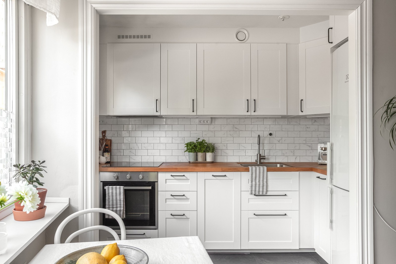 Varmt välkomna till mysiga Blåsutgatan 2 med renoverat kök i tidsenligt utförande.