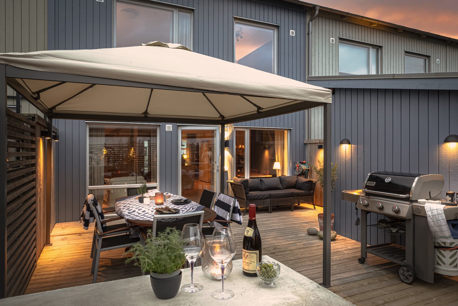 Detta fantastiska bostadsrättsradhus är påkostat, välskött och otroligt stilfullt