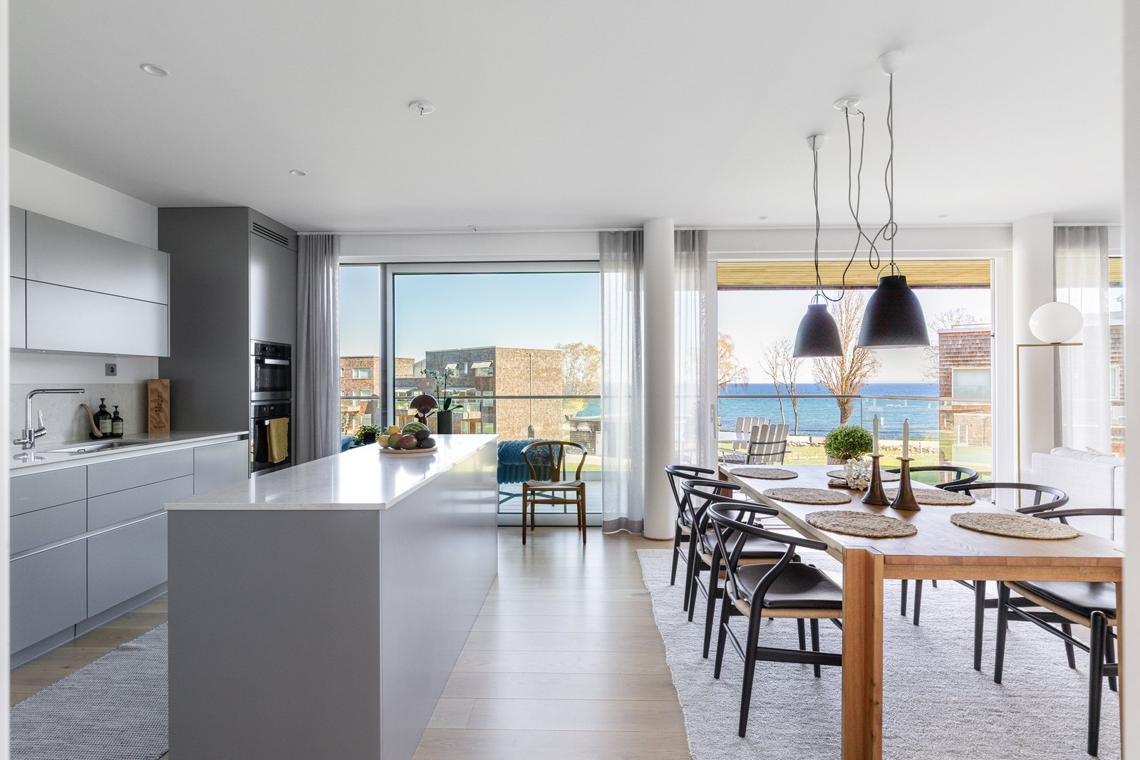 Högkvalitativ köksinredning från Ekeby bruk och fritt läge med stor balkong mot havet