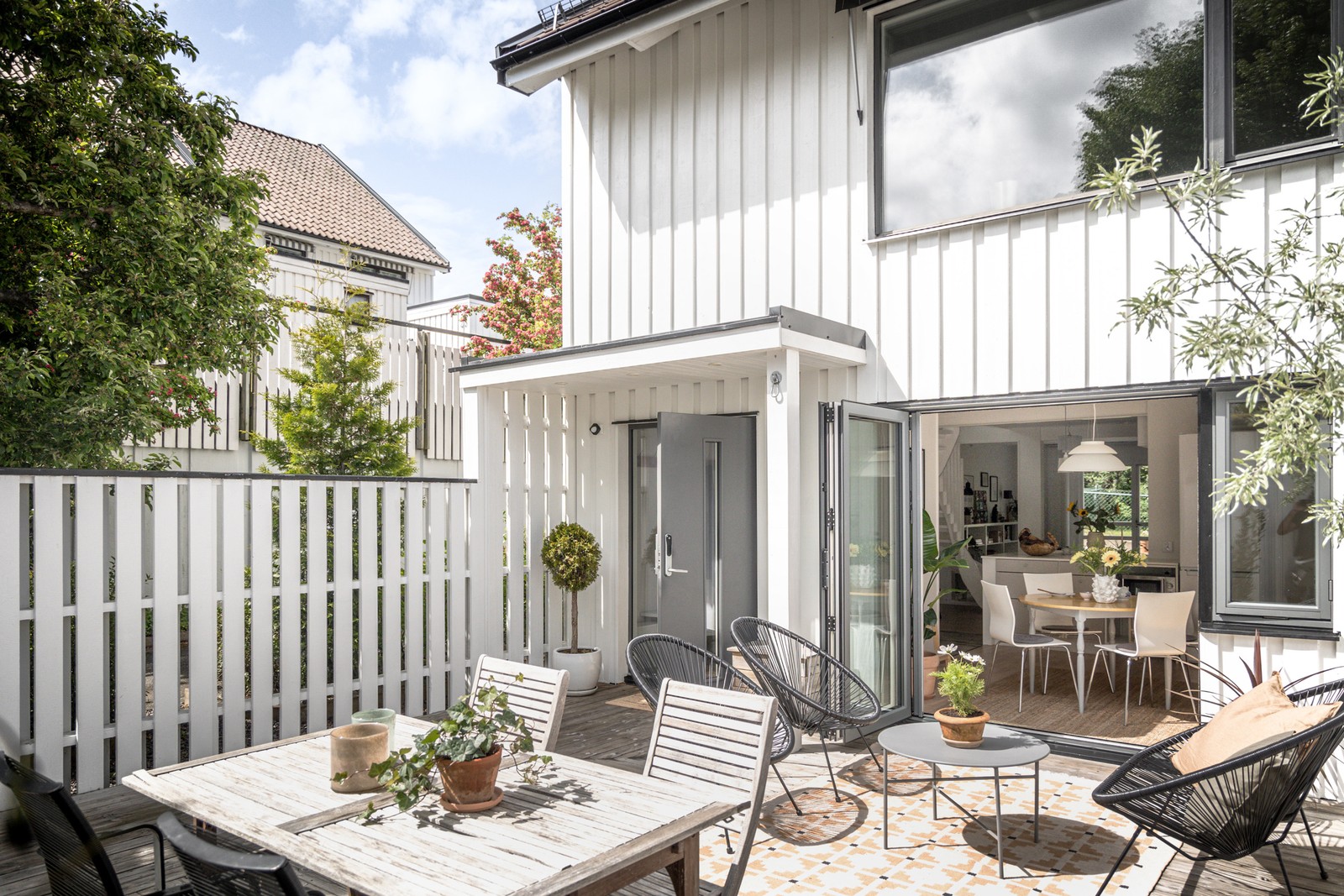 Välkomna till detta underbara 3-plans radhus