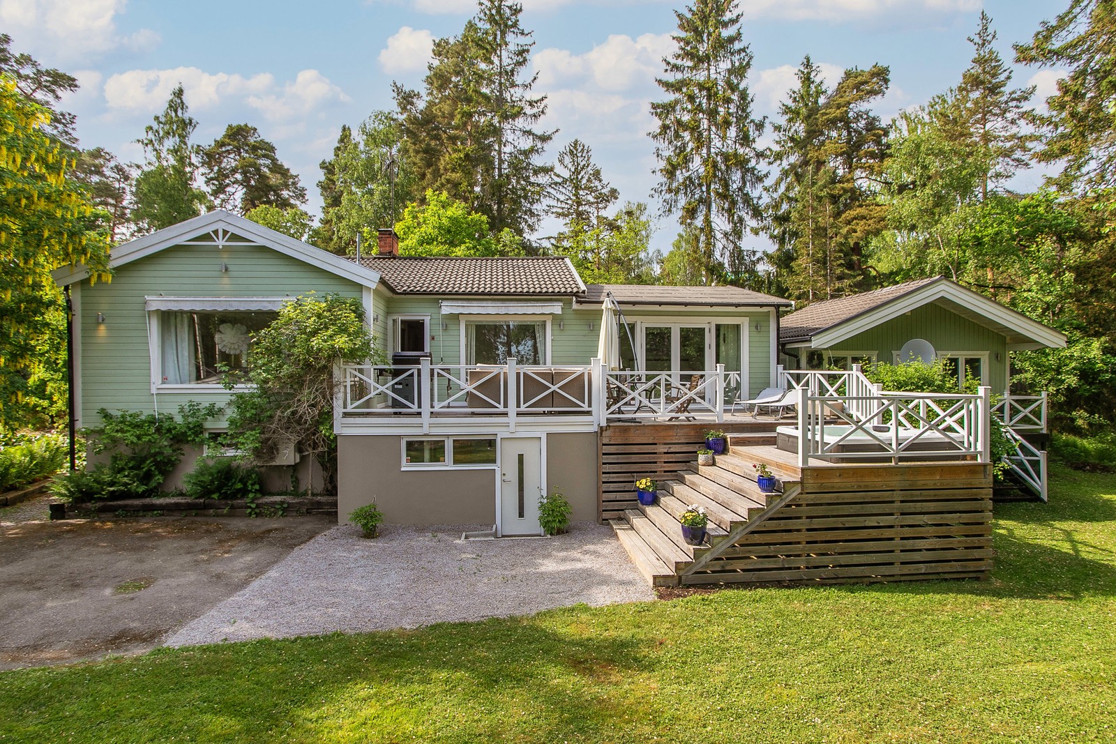 Välkommen till härliga Klubbvägen 2 belägen i början av vackra Älgö