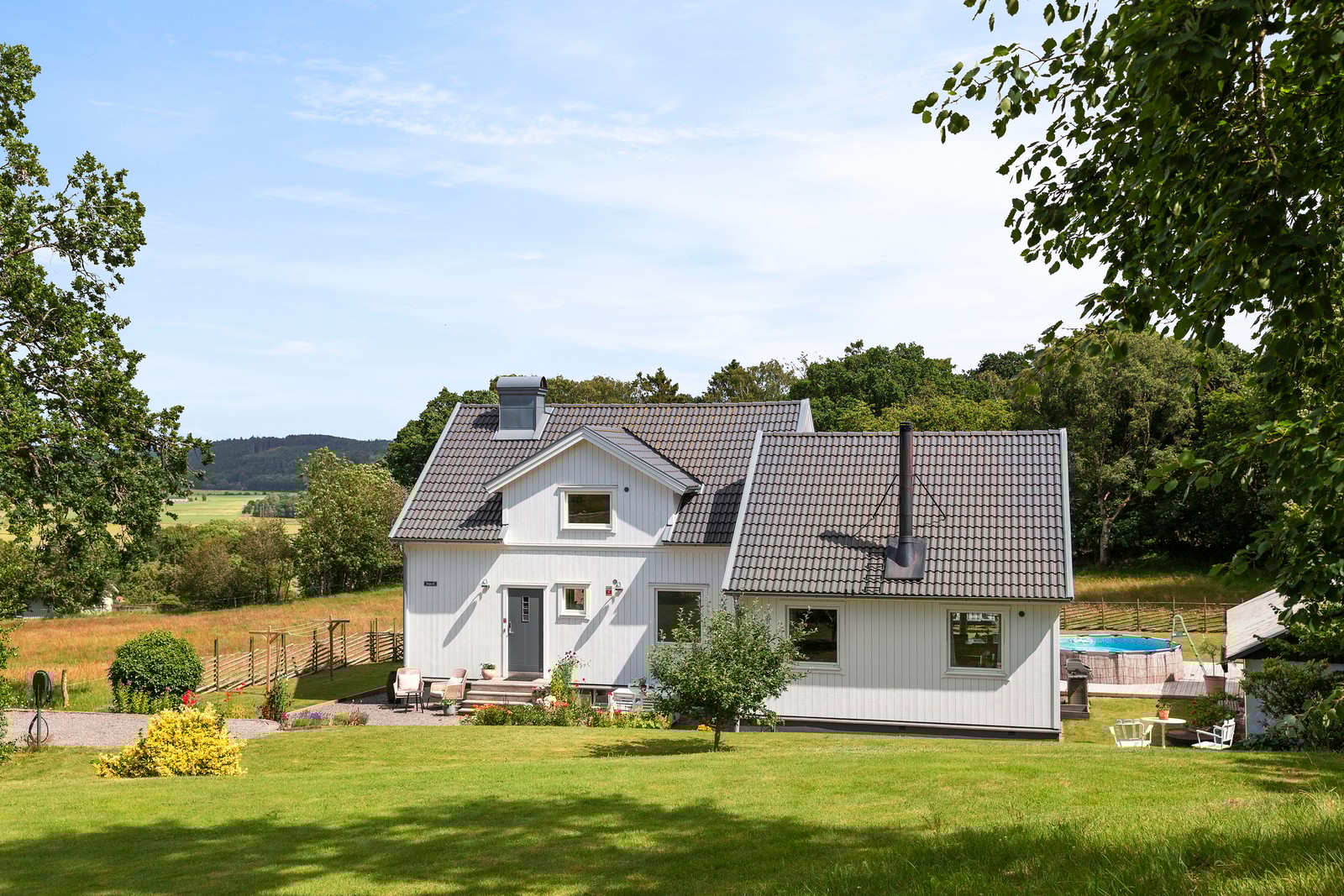 Ljuvligt läge med utsikt över grönskande dalgång