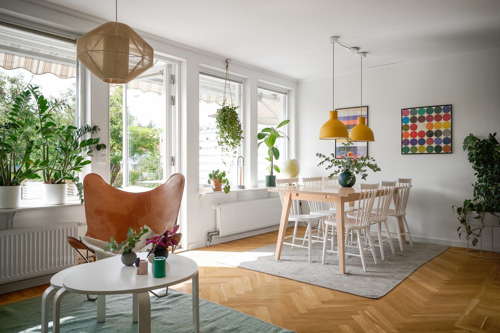 Trivsamt vardagsrum med underbart ljusinsläpp genom stora fönsterpartier