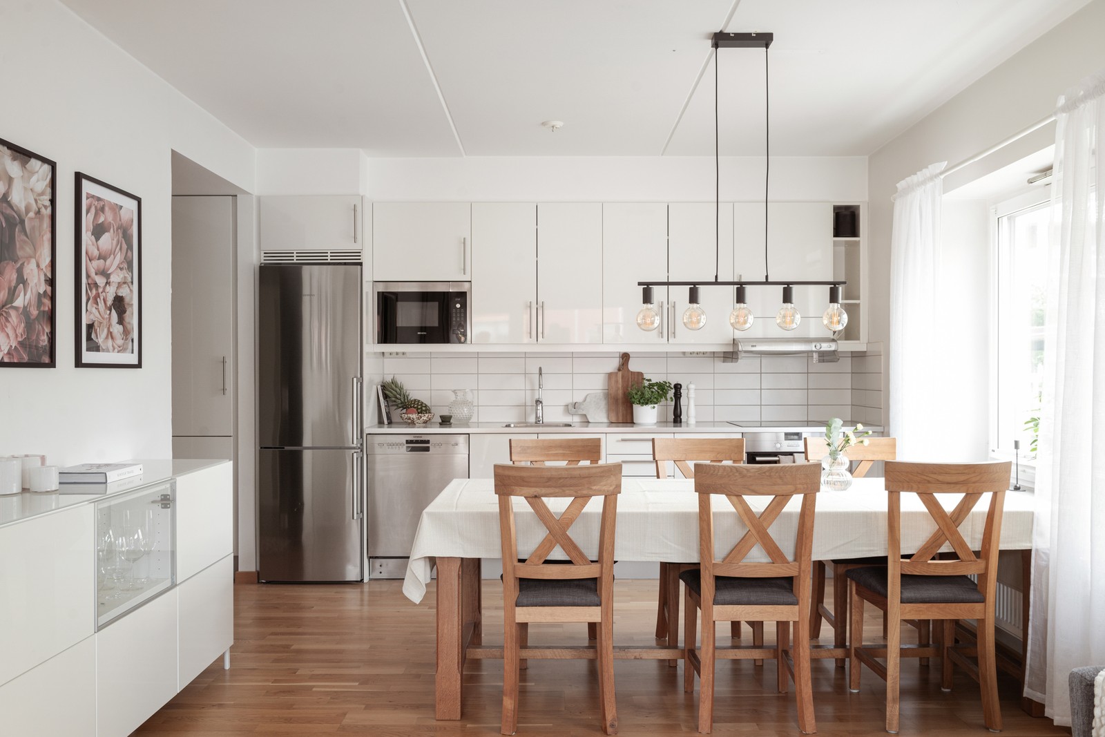 Välkomna till Björkrisvägen17, en ljus, välplanerad och trivsam tvåa med stor balkong.