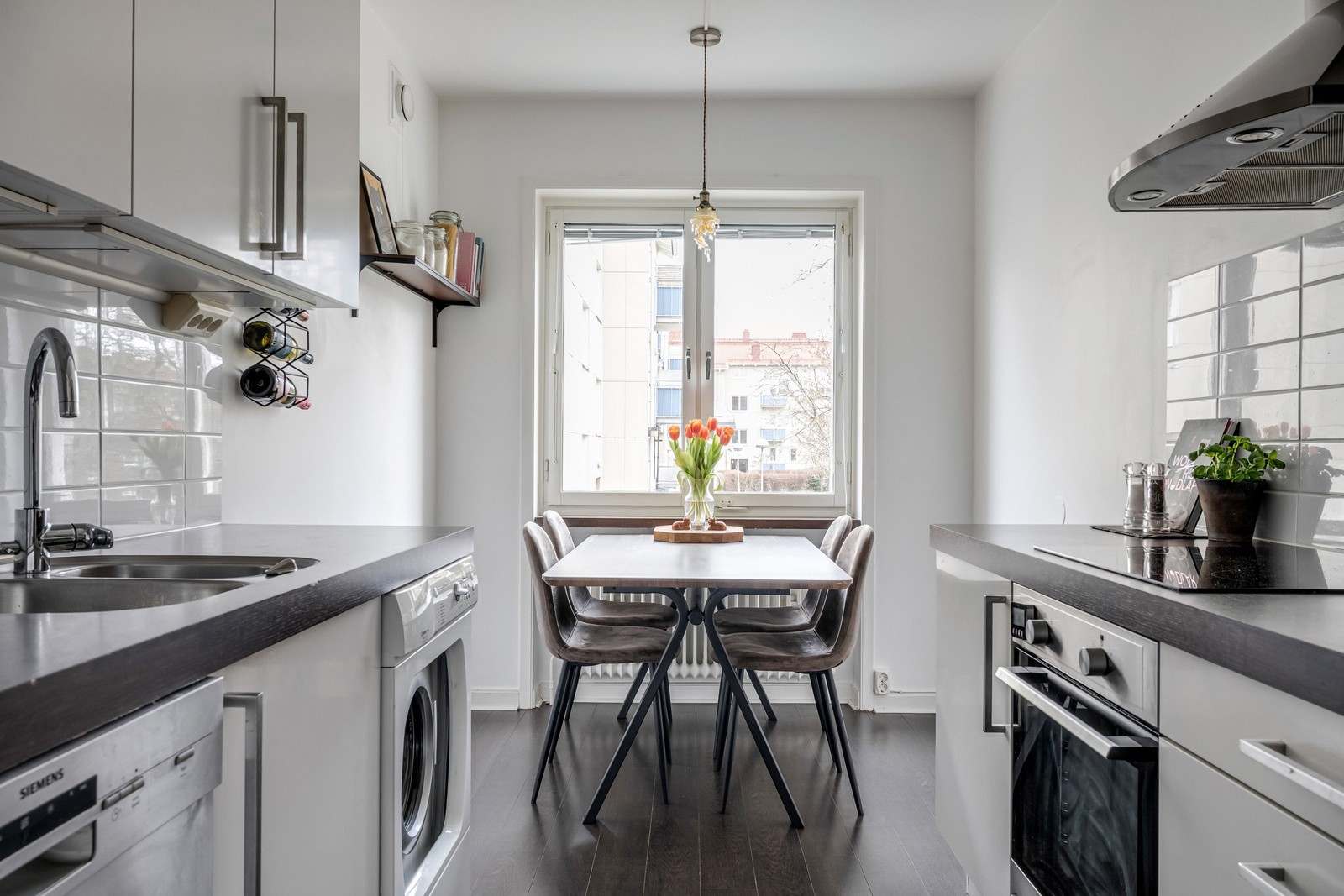 Gott om arbetsytor på båda sidor av köket