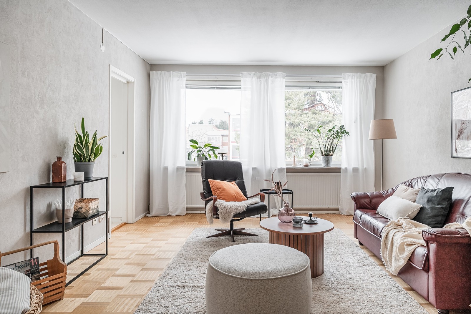 Rymligt vardagsrum med härligt ljusinsläpp