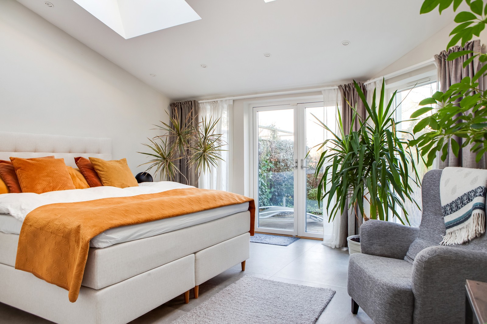 Härligt rum med fina fönsterpartier med direkt access till trädgården