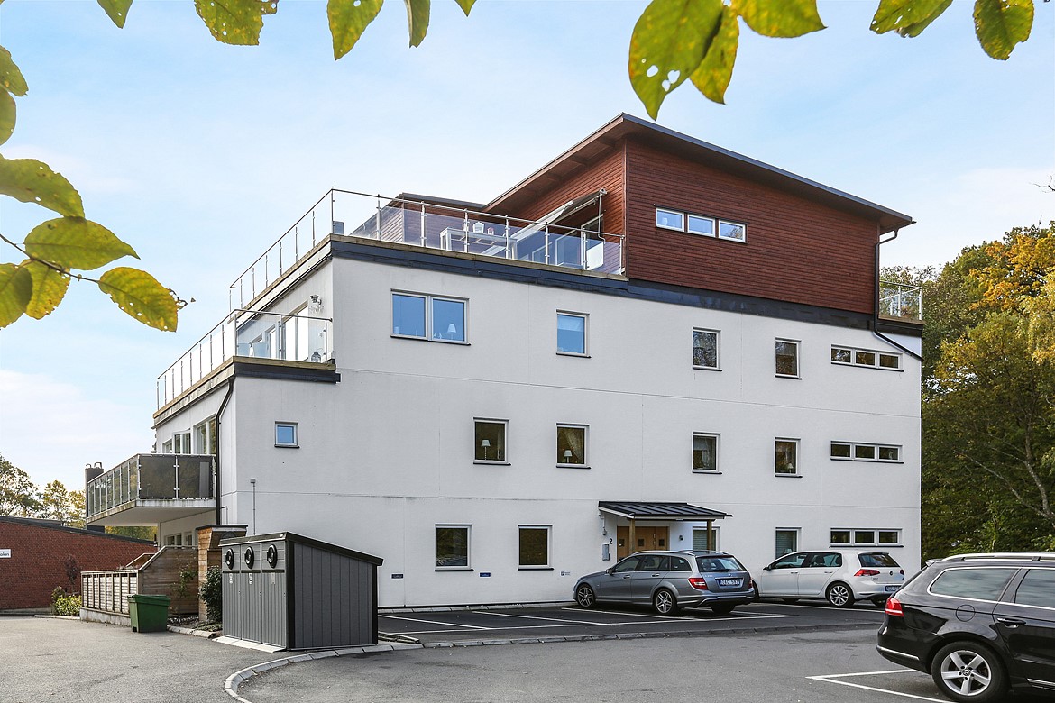 Byggnaden är byggd med ett modernt formspråk och bidrar till ett bekvämt och modernt boende