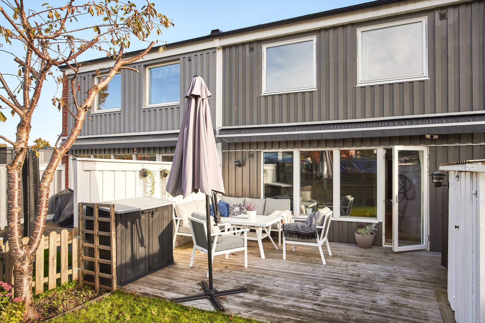 Renoverat radhus med solpaneler och altan i sydväst