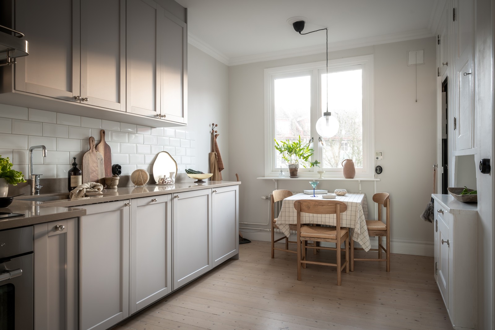 Köket är fullt utrustat med moderna bekvämligheter som spishäll, fläkt, ugn, kyl/frys och diskmaskin