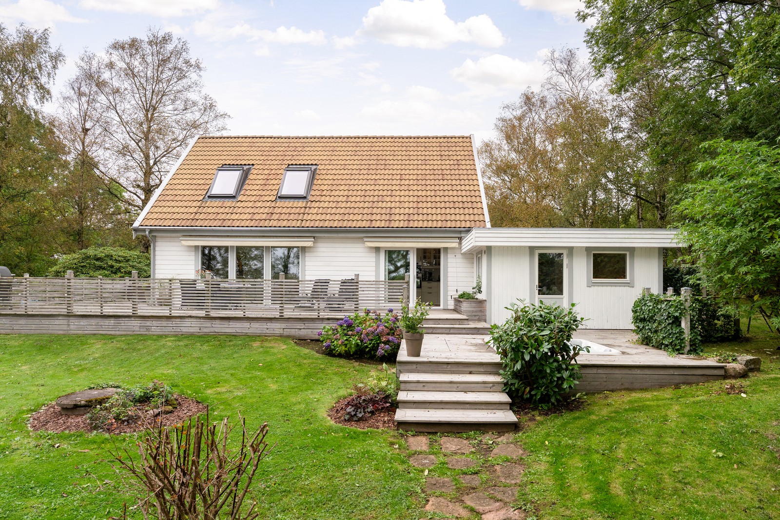 Helrenoverad villa i elegant vitt