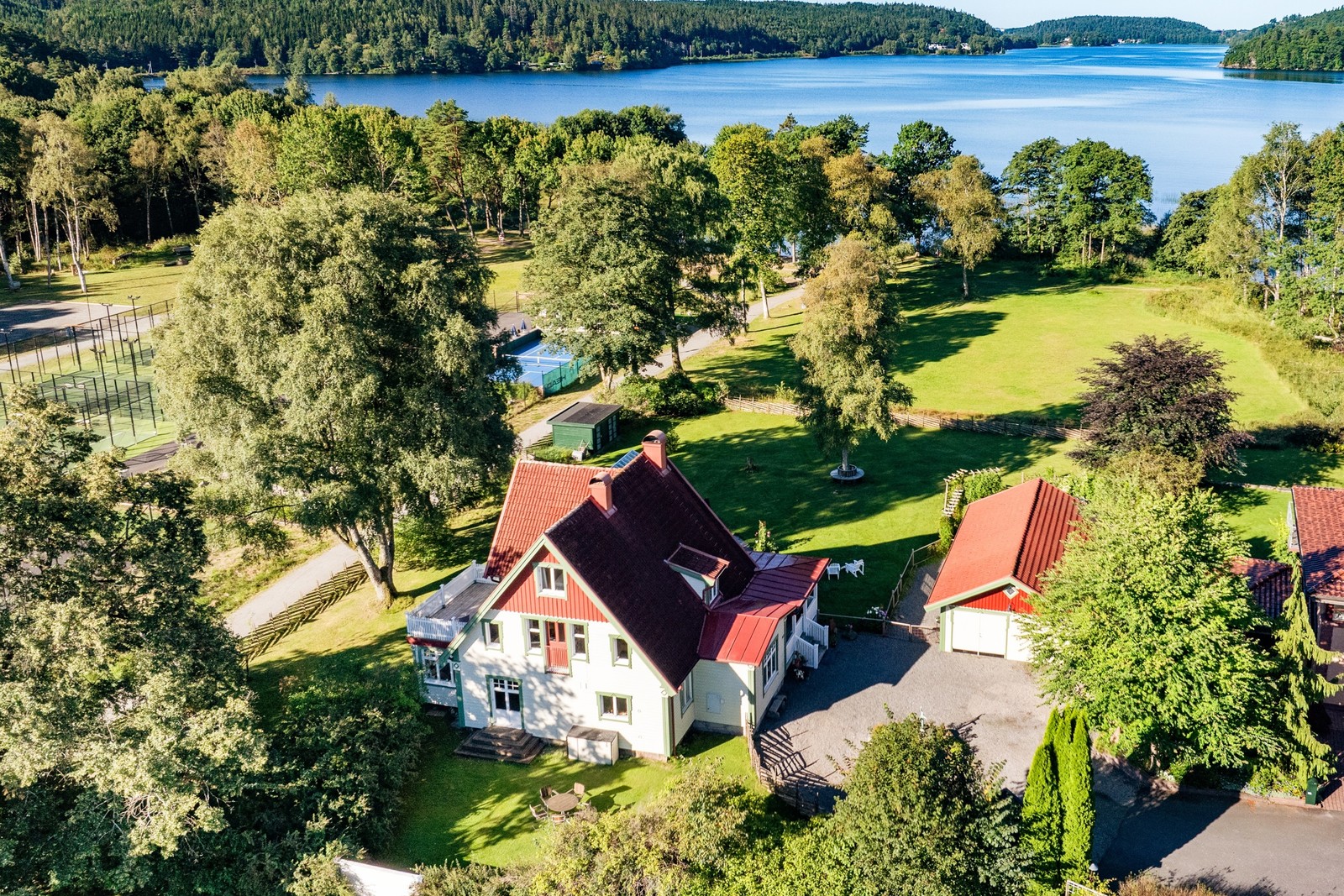 Varmt välkomna till denna sekelskiftesdröm med underbart läge!