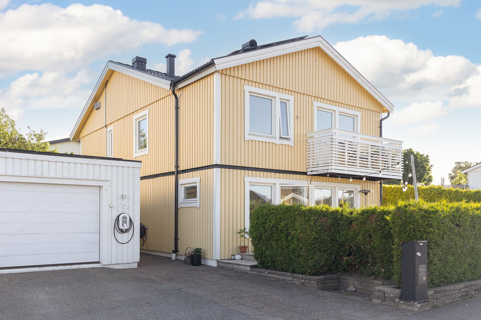 Välkommen till denna härliga bostad med en totalyta om hela 173 kvadratmeter