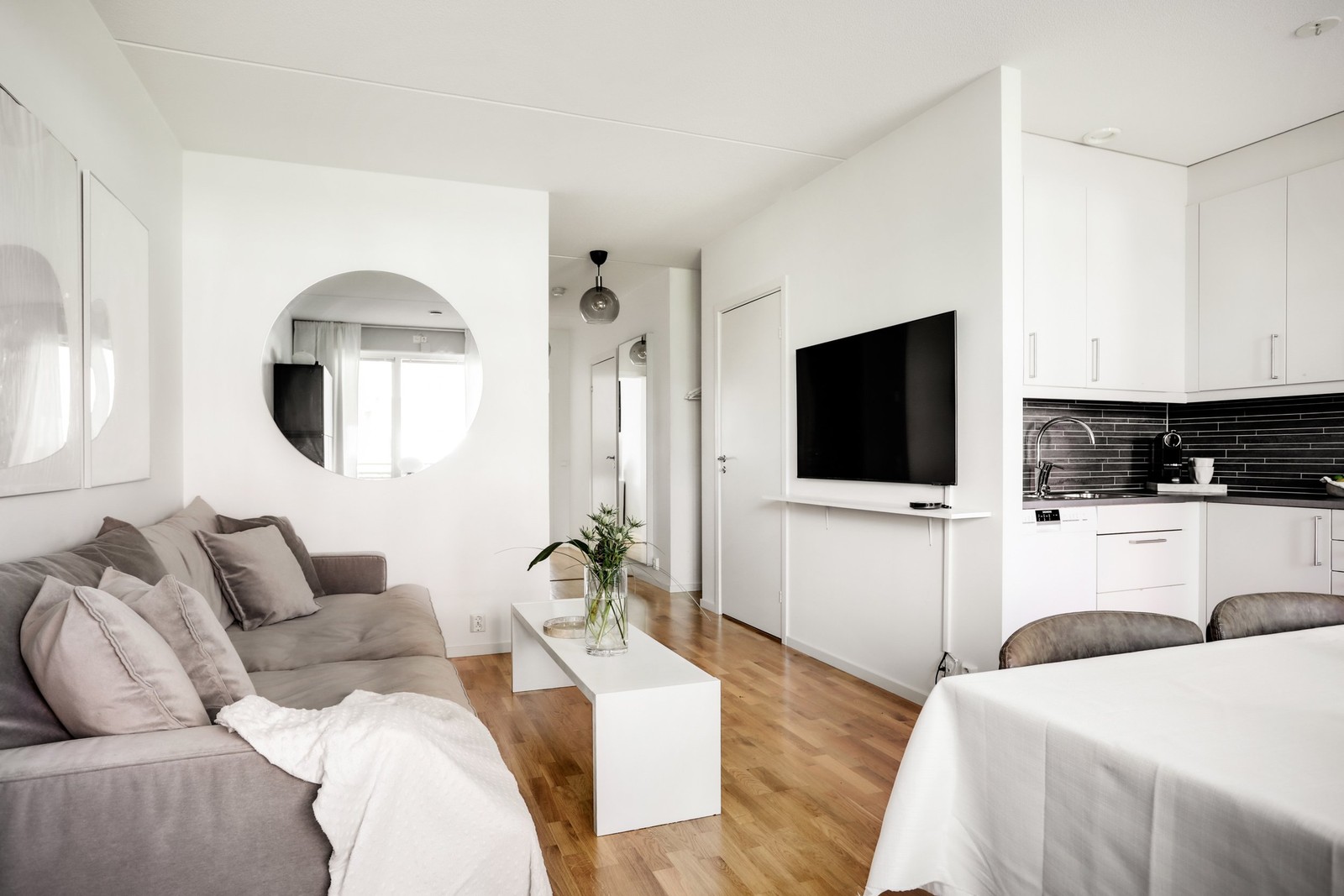 Öppna ytor mellan kök och vardagsrum