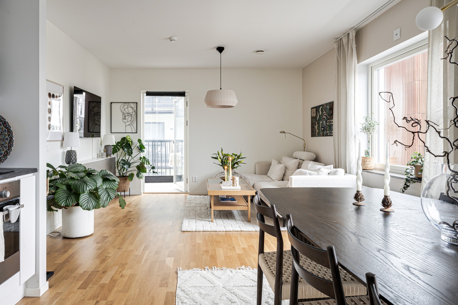 Ljuset flödar in via de stora fönstren och sprider sig fint över varje kvadratmeter