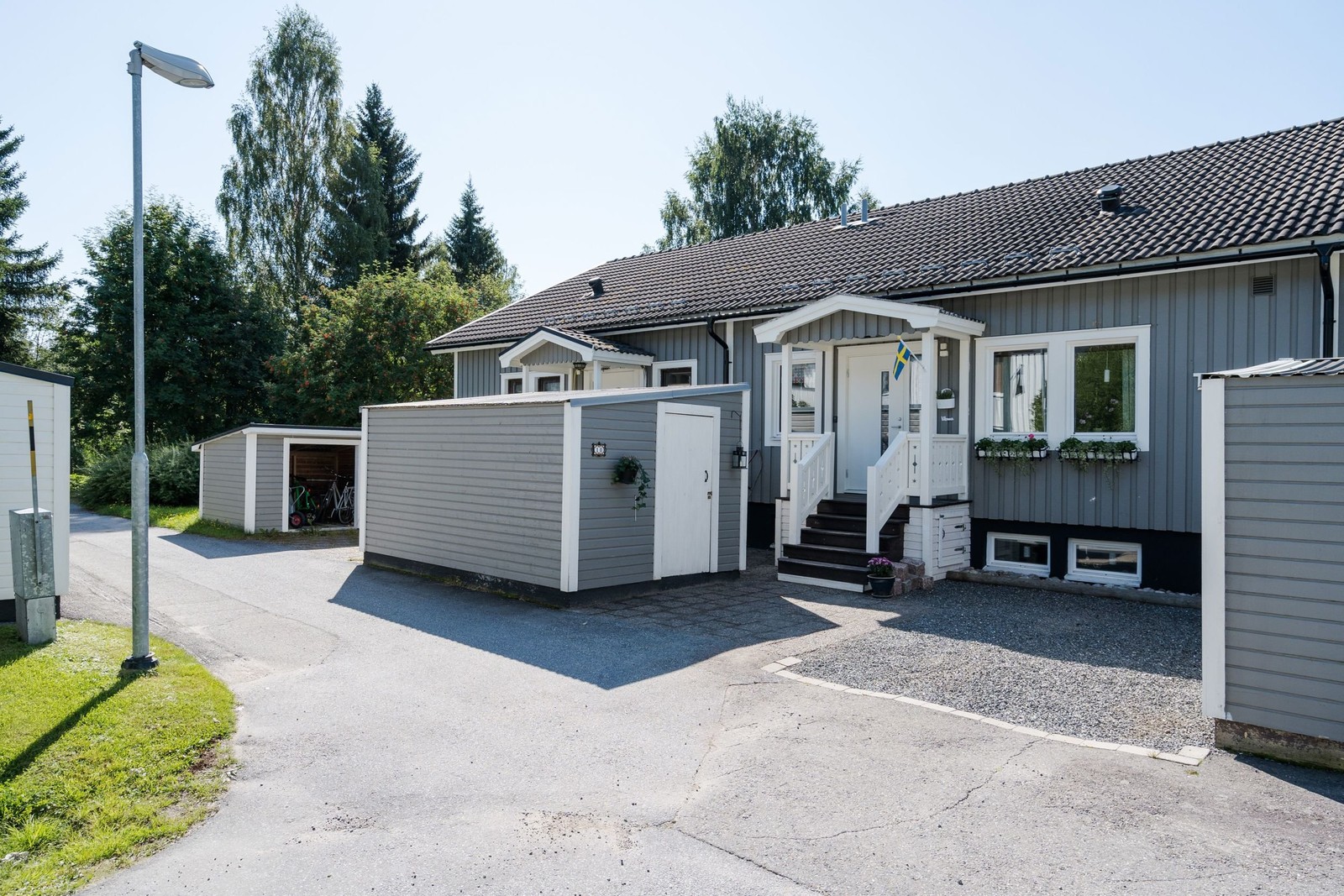 Parkering utanför huset och i garagelänga vilket ger möjlighet att ha flera bilar