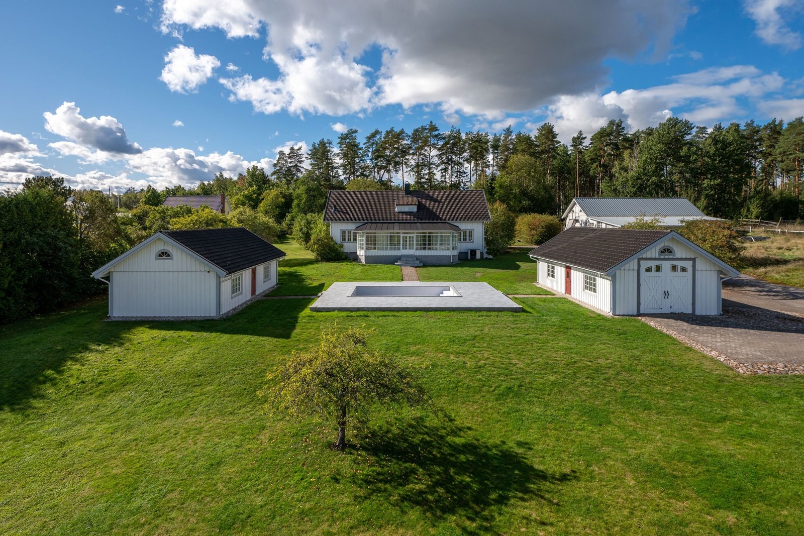 Fantastisk gårdsbild i Tallboda