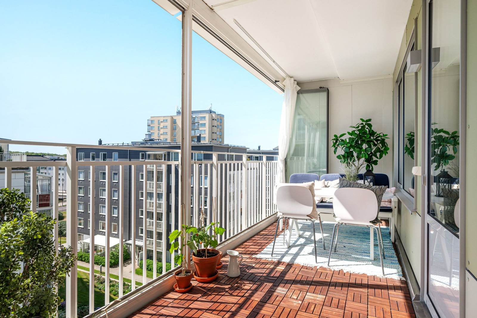 Stor inglasad balkong i söderläge med sol från morgon till kväll